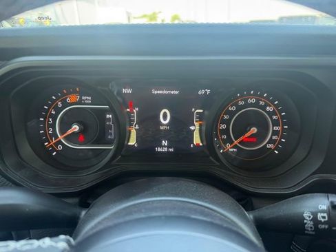 Used 2025 Jeep Wrangler Unlimited Rubicon w/ Convenience Group AWD/4WD image 15