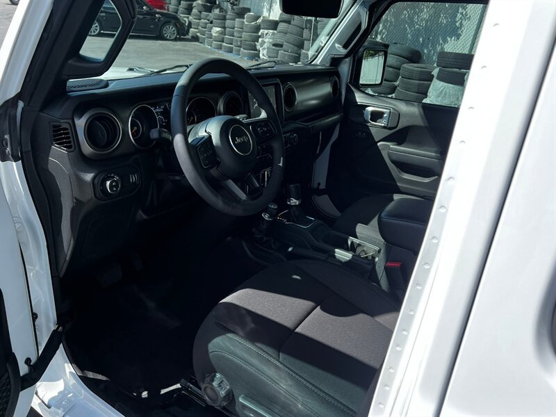Used 2023 Jeep Gladiator Sport AWD/4WD image 14