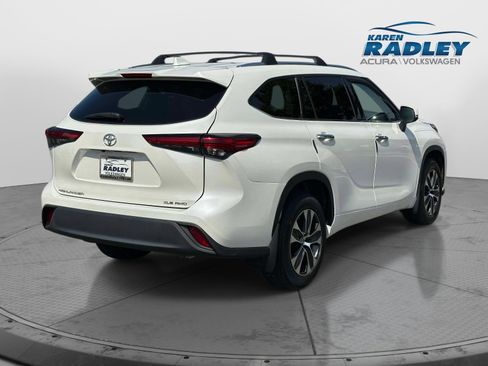 Used 2021 Toyota Highlander XLE AWD/4WD image 2