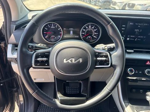 Used 2022 Kia Carnival LX FWD image 19