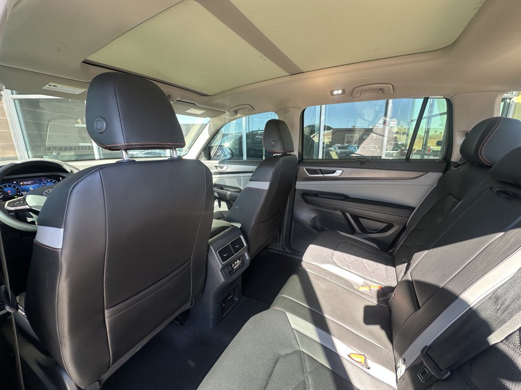 Used 2024 Volkswagen Atlas Peak Edition SE AWD/4WD image 37