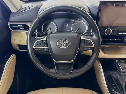 Used 2023 Toyota Highlander XLE AWD/4WD image 16