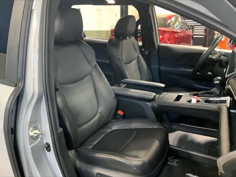 Used 2023 Toyota Sienna XLE Woodland Edition image 7