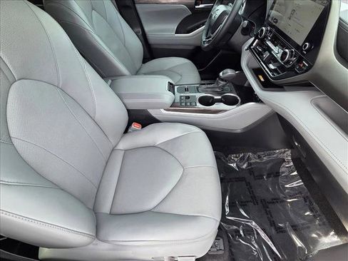 Used 2023 Toyota Highlander Limited image 20