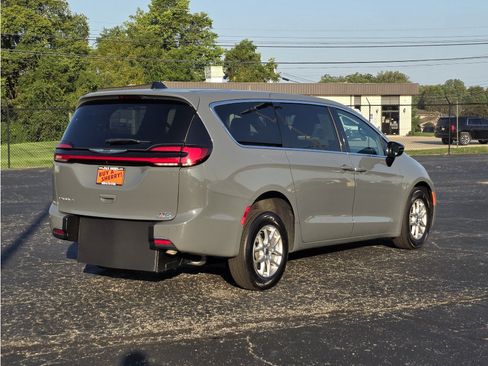Used 2025 Chrysler Pacifica Select FWD image 15
