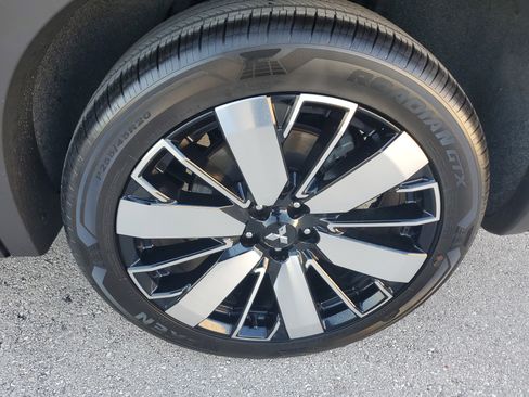 Used 2025 Mitsubishi Outlander SE image 30