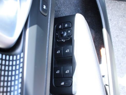 Used 2025 Volvo XC40 B5 Plus image 11