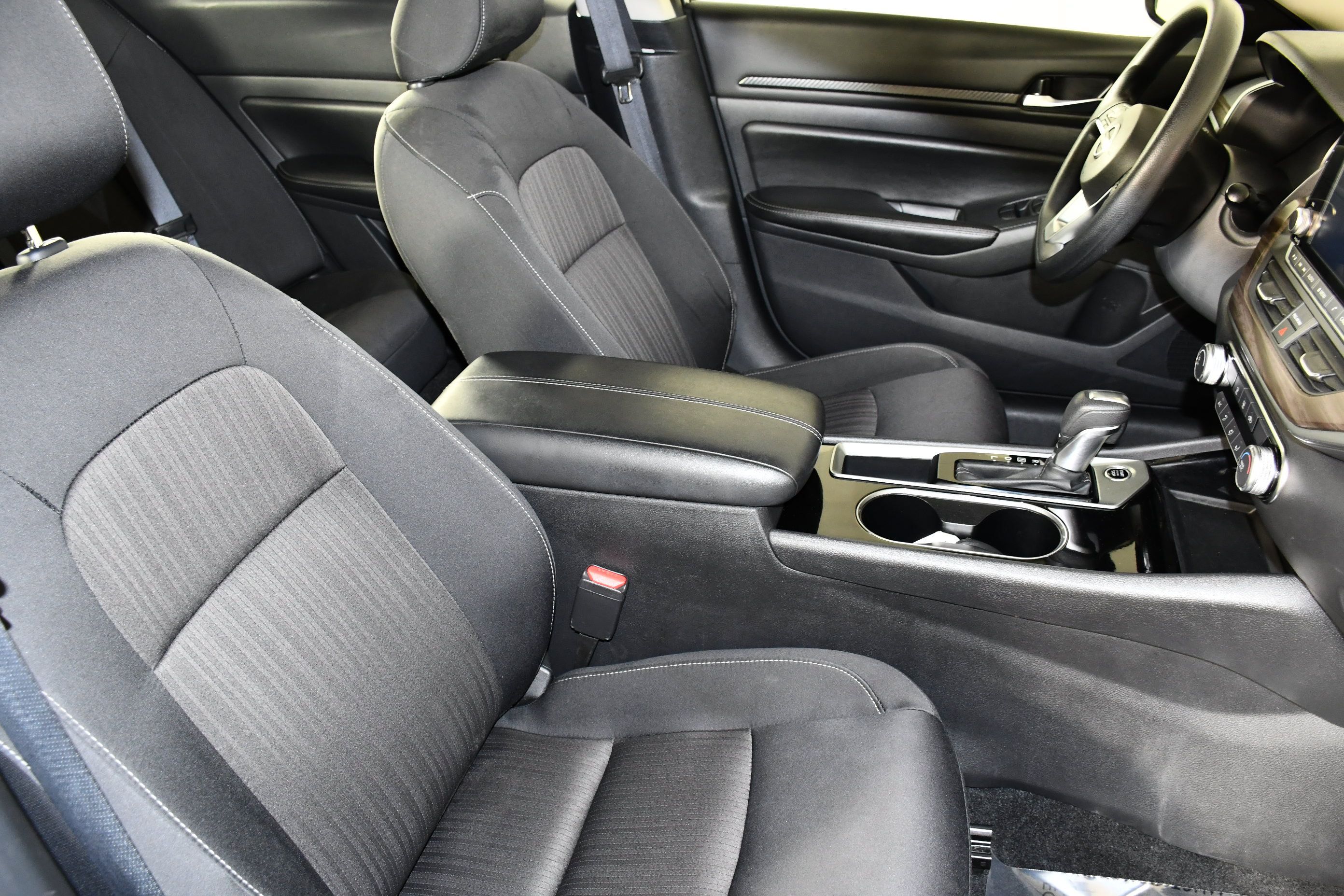 Used 2024 Nissan Altima 2.5 SV FWD image 41
