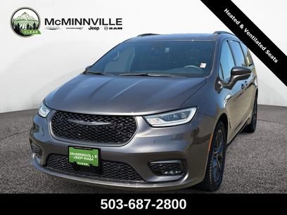 Certified 2022 Chrysler Pacifica Limited w/ Uconnect Theater Family Group