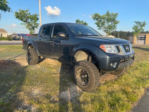 Used 2020 Nissan Frontier SV image 2