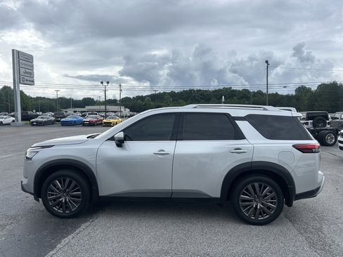 Used 2022 Nissan Pathfinder SL w/ SL Premium Package FWD image 3