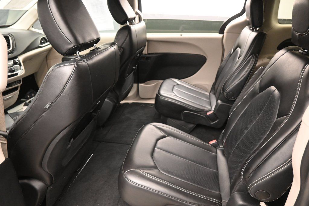 Used 2023 Chrysler Pacifica Touring-L FWD image 12
