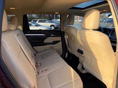 Used 2019 Toyota Highlander XLE image 12
