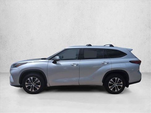 Used 2021 Toyota Highlander XLE AWD/4WD image 9