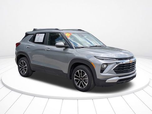 Used 2025 Chevrolet TrailBlazer LT FWD image 2
