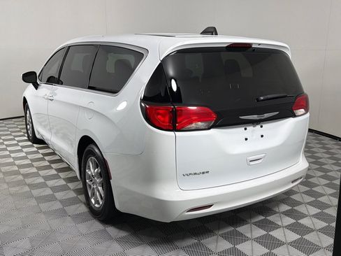 Used 2023 Chrysler Voyager LX FWD image 7