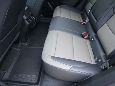 New 2026 Chevrolet Equinox LT w/ Convenience Package II AWD/4WD image 16