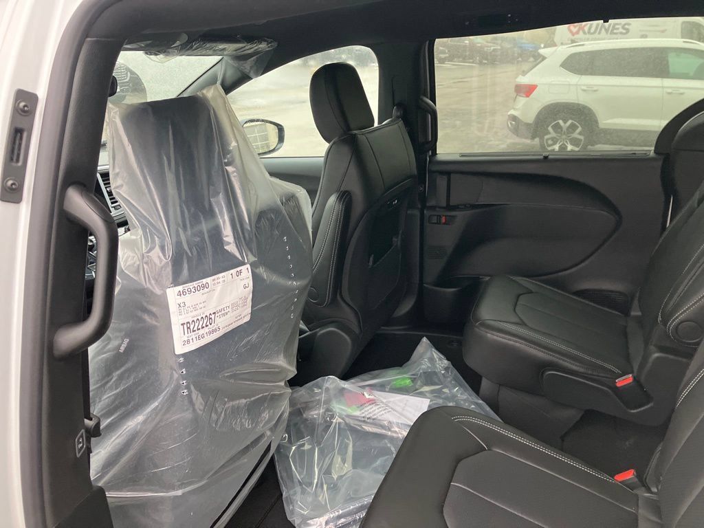 New 2026 Chrysler Pacifica Select w/ S Appearance Package FWD image 27