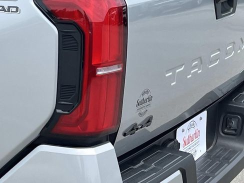 Used 2025 Toyota Tacoma TRD Off-Road AWD/4WD image 10