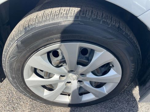 Used 2022 Toyota Corolla LE w/ Carpet Mat Package (TMS) image 28