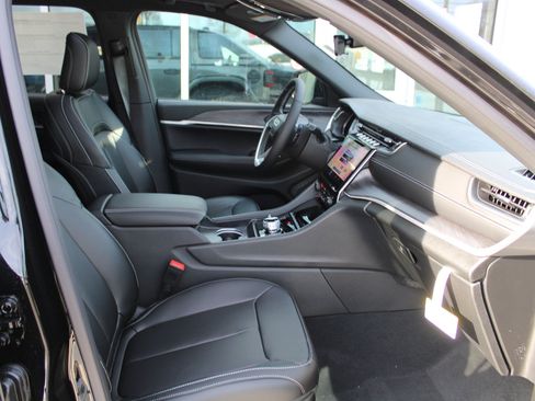 New 2025 Jeep Grand Cherokee Limited w/ Trailer Tow Package image 29