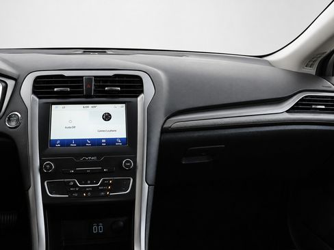 Used 2020 Ford Fusion SE FWD image 31