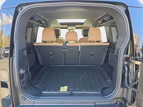 New 2026 Land Rover Defender 110 X-Dynamic SE image 12
