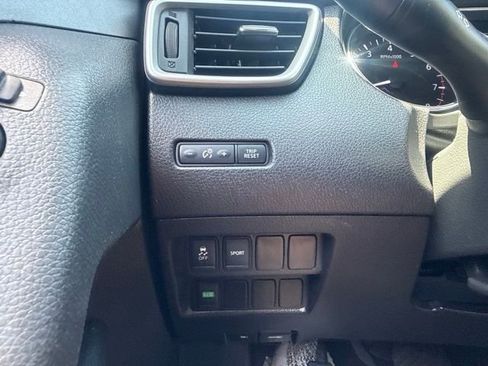 Used 2016 Nissan Rogue S w/ Appearance Package FWD image 13
