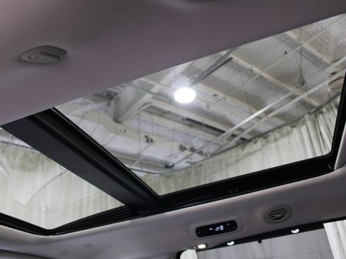 Used 2023 Chrysler Pacifica Limited FWD image 23