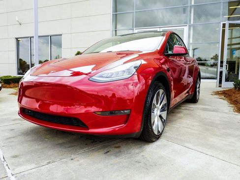 Used 2021 Tesla Model Y Long Range image 8