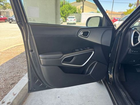 Used 2025 Kia Soul LX w/ LX Technology Package FWD image 18