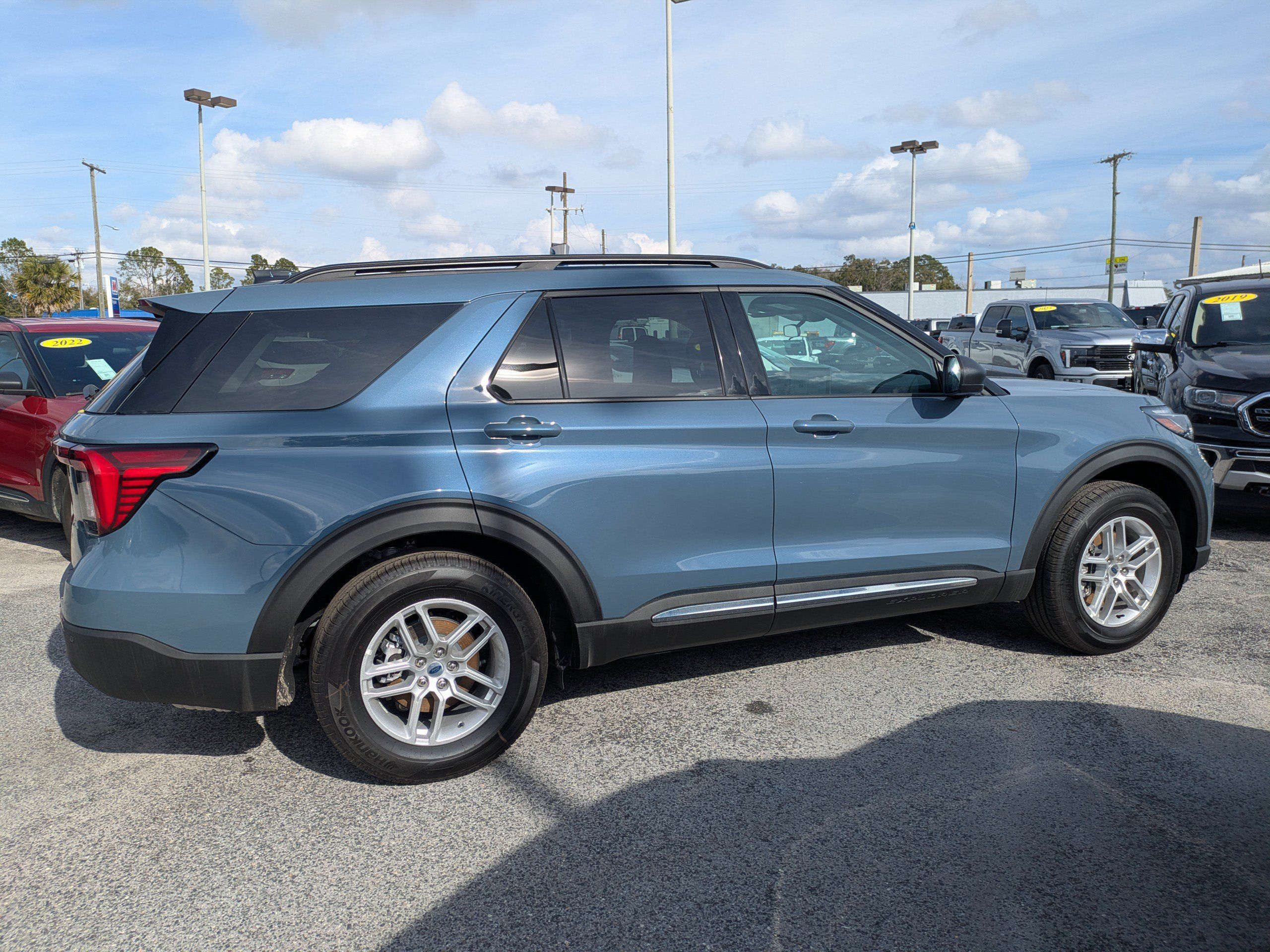 Used 2025 Ford Explorer Active RWD image 3