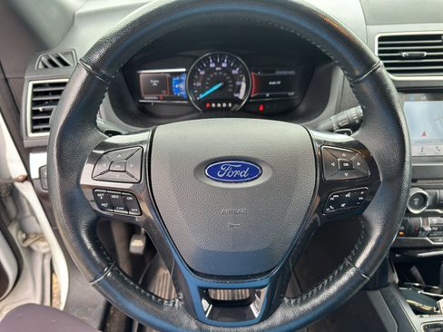 Used 2017 Ford Explorer XLT w/ Equipment Group 202A AWD/4WD image 26