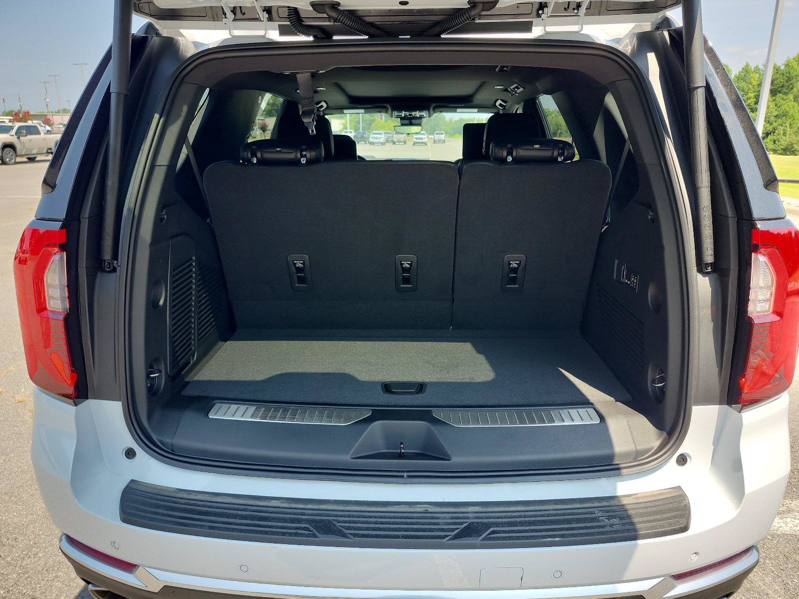 New 2026 GMC Yukon Denali w/ Denali Reserve Package AWD/4WD image 8