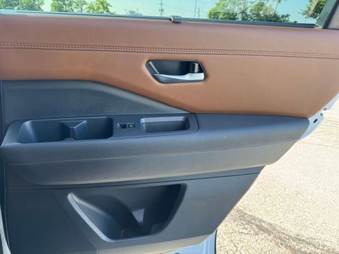 Used 2025 Nissan Pathfinder Platinum image 29