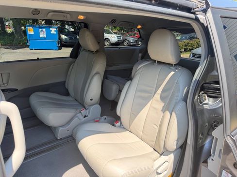 Used 2011 Toyota Sienna LE FWD image 16