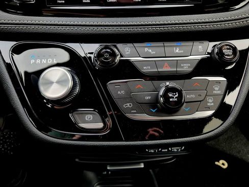 New 2025 Chrysler Pacifica Select image 24