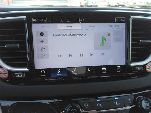 Used 2023 Chrysler Pacifica Touring-L image 5