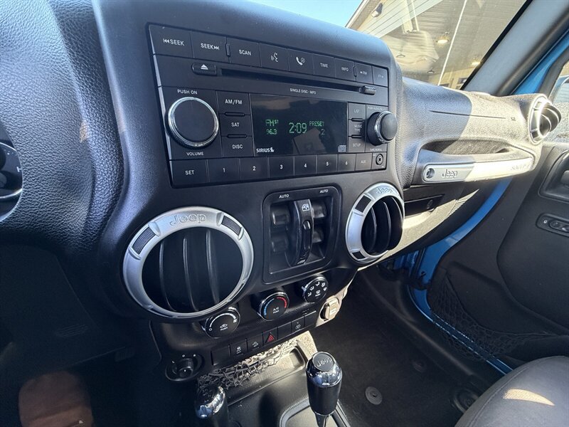 Used 2015 Jeep Wrangler Unlimited Rubicon w/ Connectivity Group AWD/4WD image 16