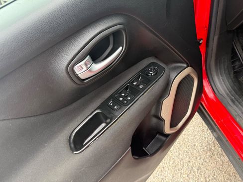 Used 2015 Jeep Renegade Latitude FWD image 11
