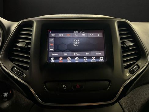Used 2020 Jeep Cherokee Latitude Plus FWD image 20