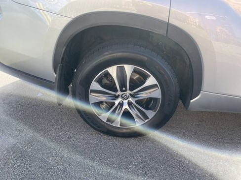 Used 2022 Toyota Highlander XLE image 12