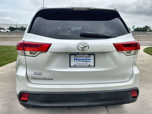 Used 2018 Toyota Highlander LE FWD image 6