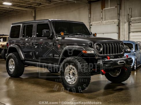 Used 2018 Jeep Wrangler Unlimited Sahara AWD/4WD image 12