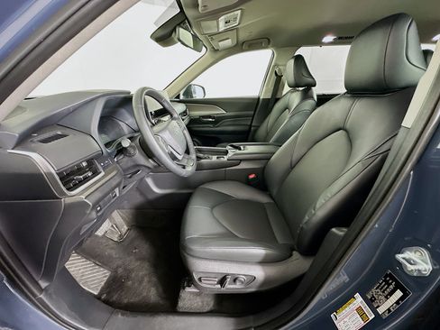 Used 2025 Toyota Grand Highlander XLE image 13