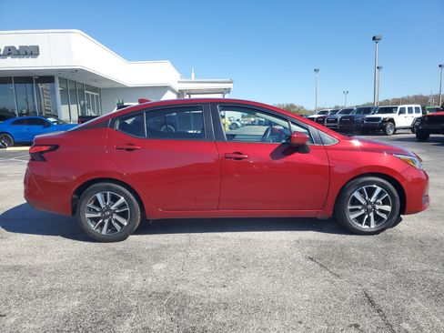 Used 2025 Nissan Versa SV image 9