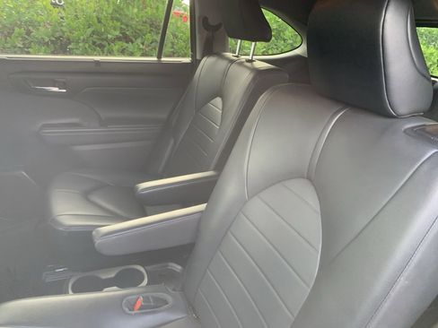 Used 2020 Toyota Highlander XLE image 13