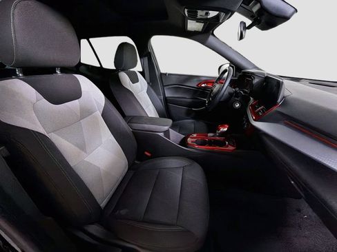 Used 2025 Chevrolet Trax RS w/ Sunroof Package FWD image 32