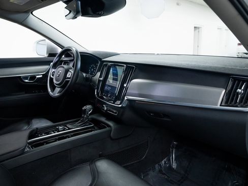 Used 2017 Volvo V90 T6 Cross Country image 25