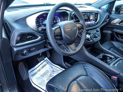 Used 2022 Chrysler Pacifica Limited w/ Uconnect Theater Family Group image 13